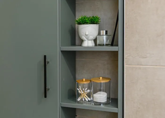 Enif With Parking -tractoru Coresi * Braşov